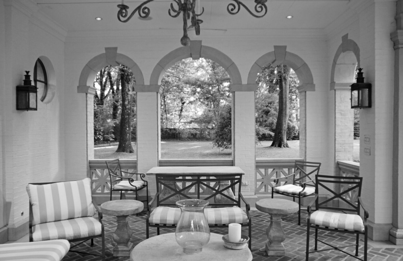 A black and white photo of an outdoor dining room.