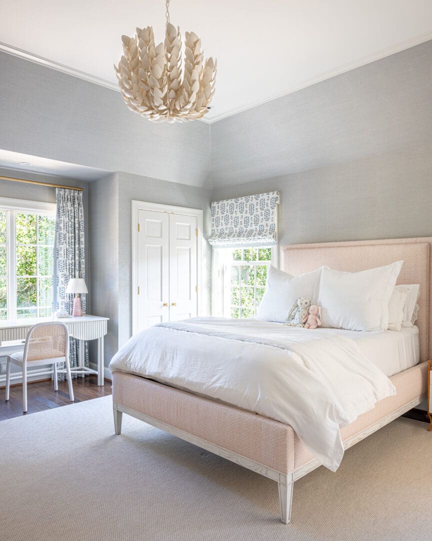 American Georgian bedroom with a bed, desk and chair.